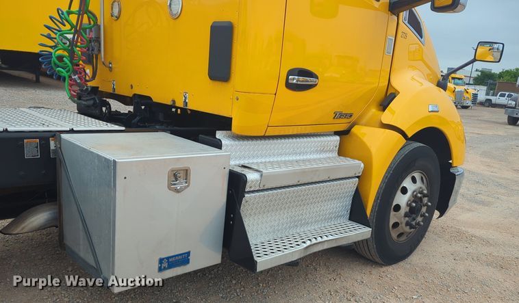 image for item NG9844 2020 Kenworth T680 semi truck