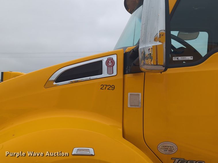 image for item NG9844 2020 Kenworth T680 semi truck