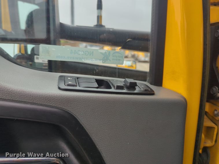 image for item NG9844 2020 Kenworth T680 semi truck