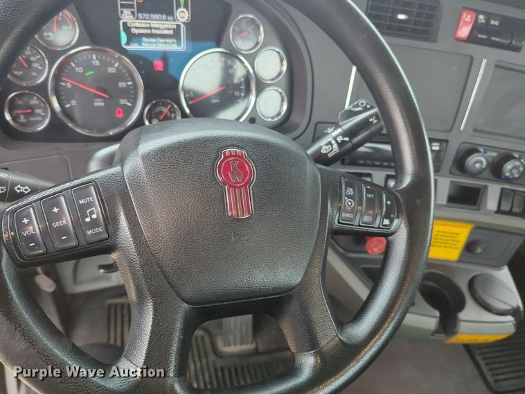 image for item NG9844 2020 Kenworth T680 semi truck