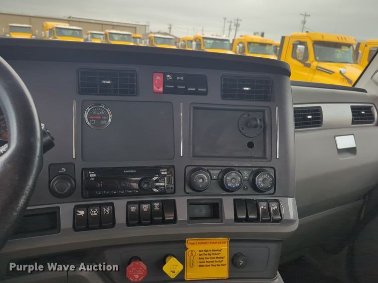 image for item NG9844 2020 Kenworth T680 semi truck