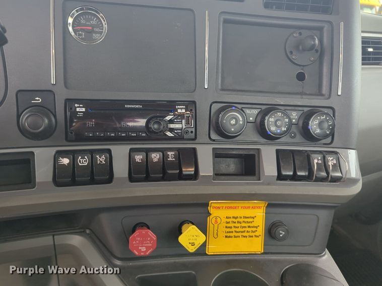 image for item NG9844 2020 Kenworth T680 semi truck