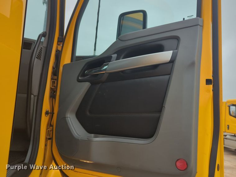 image for item NG9844 2020 Kenworth T680 semi truck