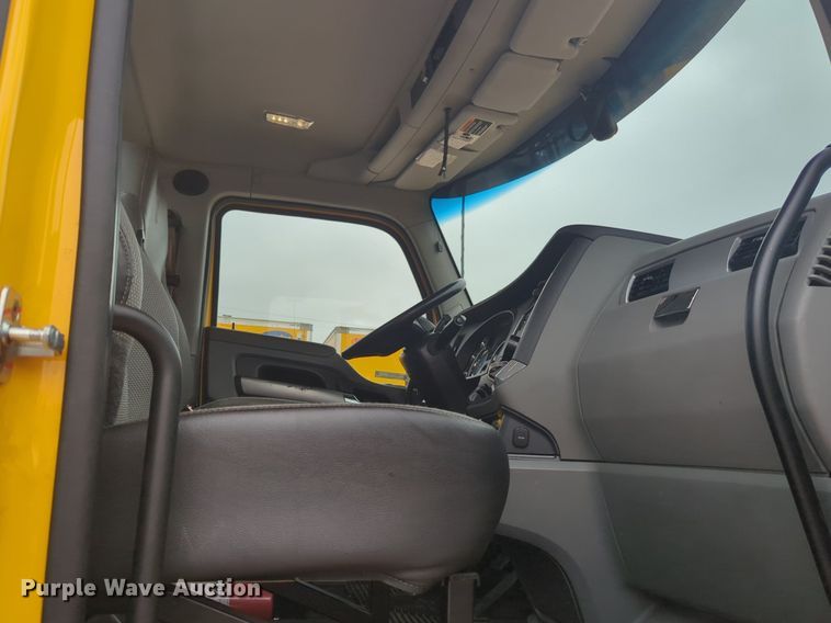 image for item NG9844 2020 Kenworth T680 semi truck