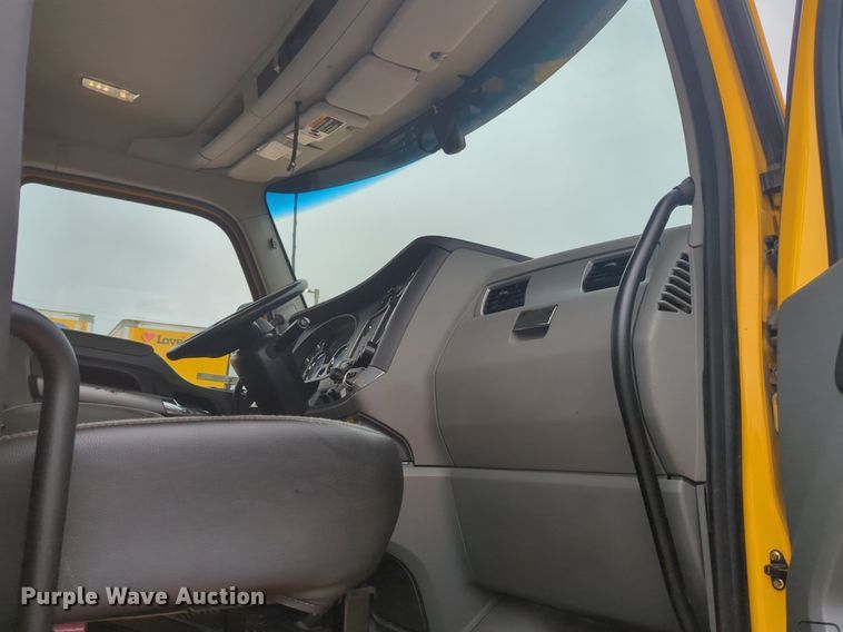 image for item NG9844 2020 Kenworth T680 semi truck