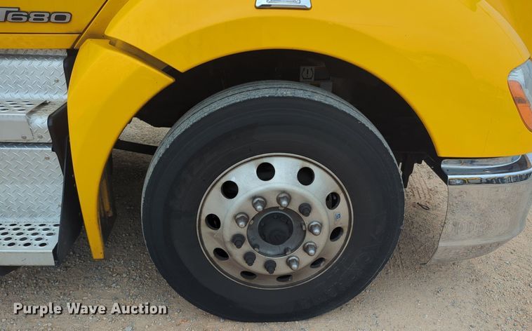 image for item NG9844 2020 Kenworth T680 semi truck