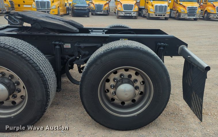 image for item NG9844 2020 Kenworth T680 semi truck