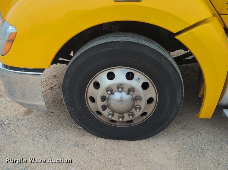 image for item NG9844 2020 Kenworth T680 semi truck