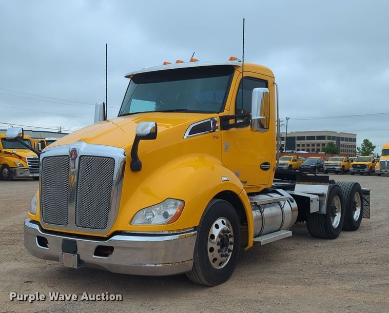image for item NG9845 2020 Kenworth T680 semi truck