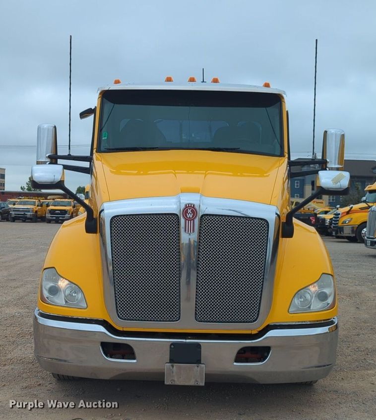 image for item NG9845 2020 Kenworth T680 semi truck