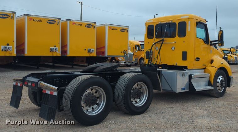 image for item NG9845 2020 Kenworth T680 semi truck