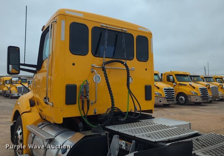 image for item NG9845 2020 Kenworth T680 semi truck