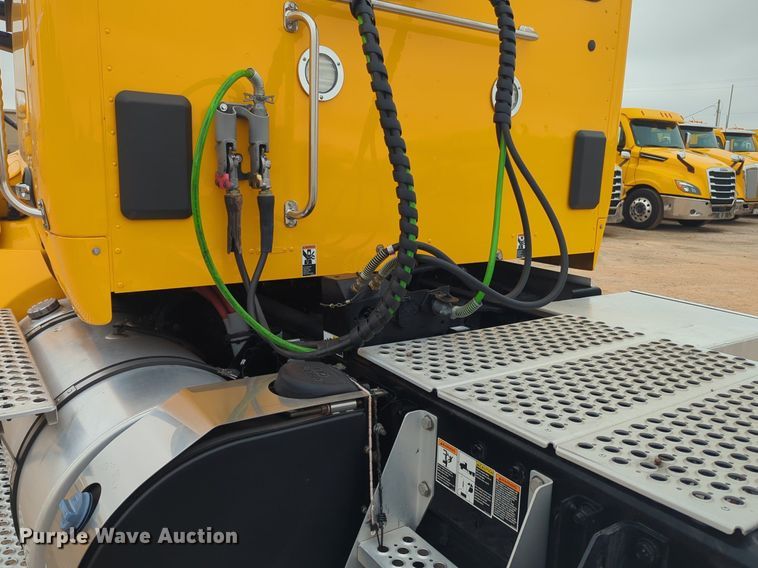 image for item NG9845 2020 Kenworth T680 semi truck