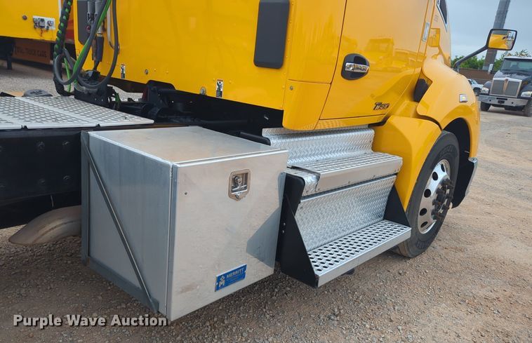 image for item NG9845 2020 Kenworth T680 semi truck