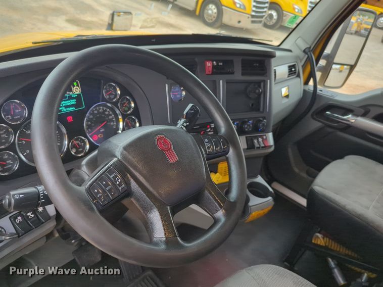 image for item NG9845 2020 Kenworth T680 semi truck