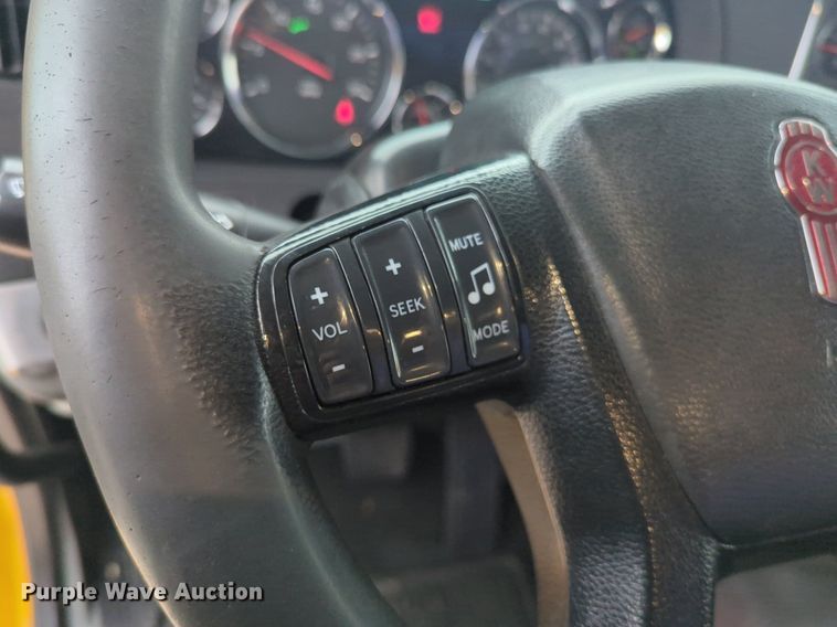 image for item NG9845 2020 Kenworth T680 semi truck