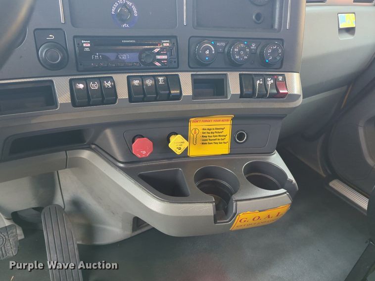 image for item NG9845 2020 Kenworth T680 semi truck