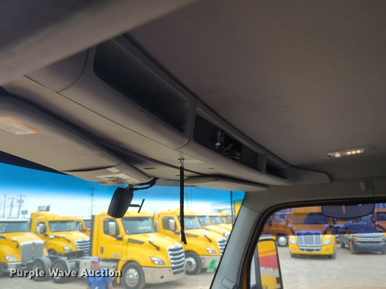 image for item NG9845 2020 Kenworth T680 semi truck