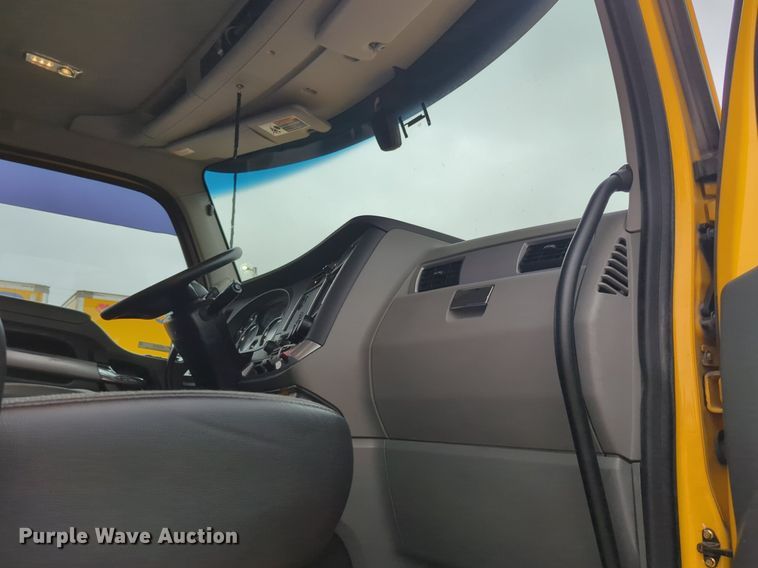 image for item NG9845 2020 Kenworth T680 semi truck