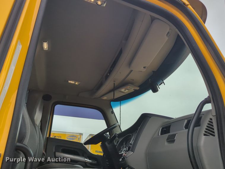 image for item NG9845 2020 Kenworth T680 semi truck