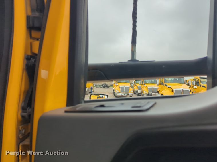 image for item NG9845 2020 Kenworth T680 semi truck