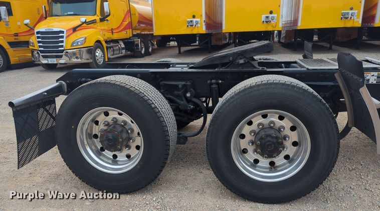 image for item NG9845 2020 Kenworth T680 semi truck