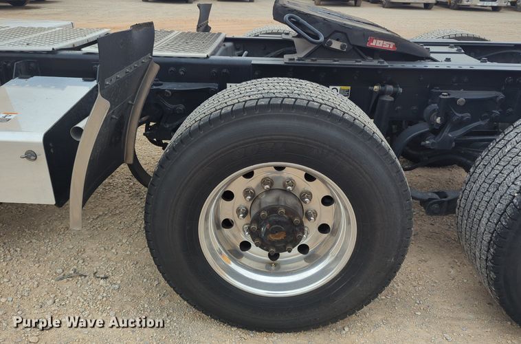 image for item NG9845 2020 Kenworth T680 semi truck