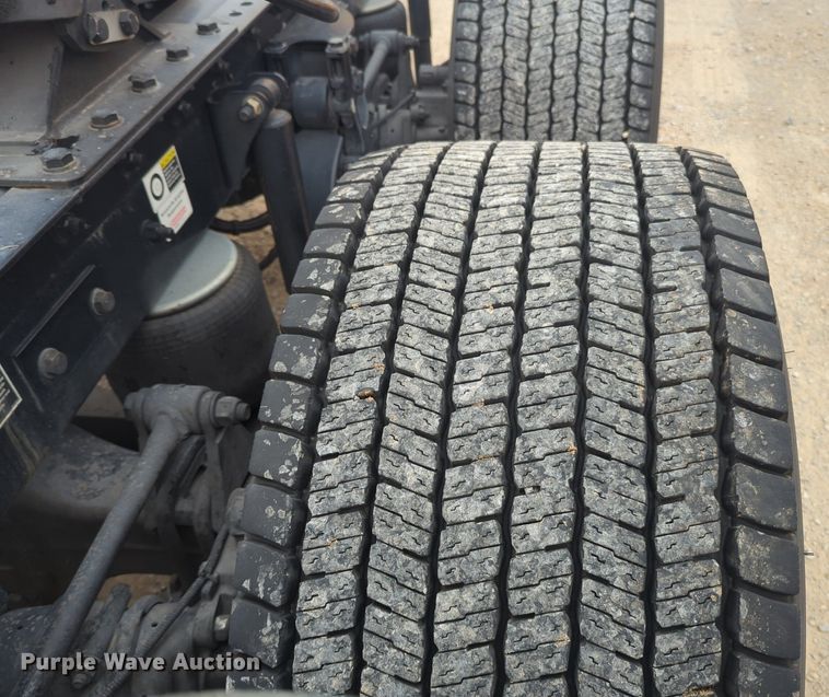 image for item NG9845 2020 Kenworth T680 semi truck