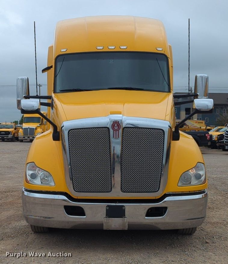 image for item NG9846 2020 Kenworth T680 semi truck
