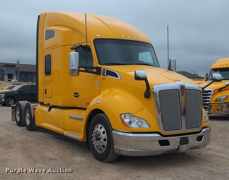 image for item NG9846 2020 Kenworth T680 semi truck