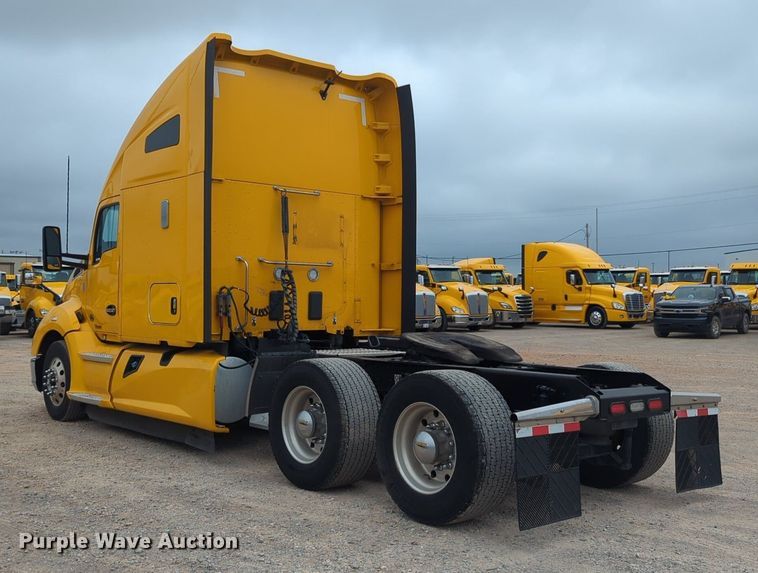 image for item NG9846 2020 Kenworth T680 semi truck
