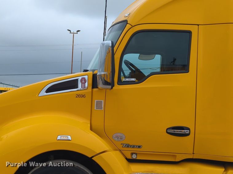 image for item NG9846 2020 Kenworth T680 semi truck