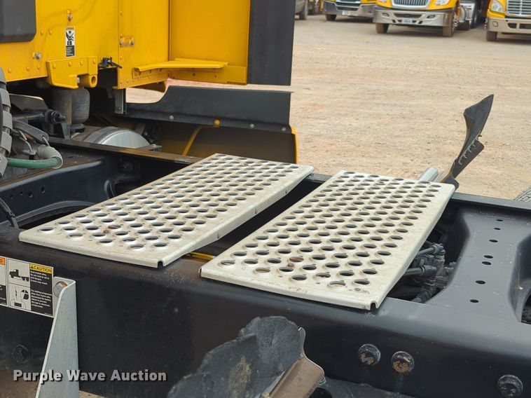 image for item NG9846 2020 Kenworth T680 semi truck