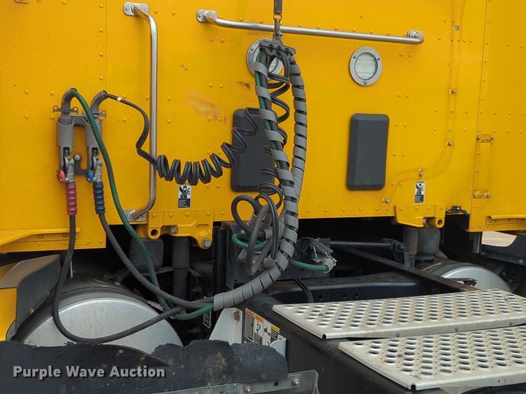 image for item NG9846 2020 Kenworth T680 semi truck