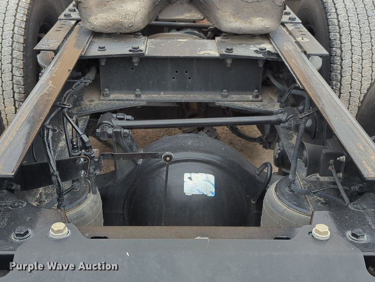 image for item NG9846 2020 Kenworth T680 semi truck