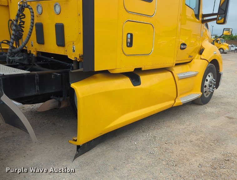 image for item NG9846 2020 Kenworth T680 semi truck