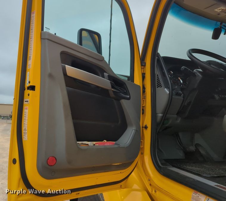 image for item NG9846 2020 Kenworth T680 semi truck