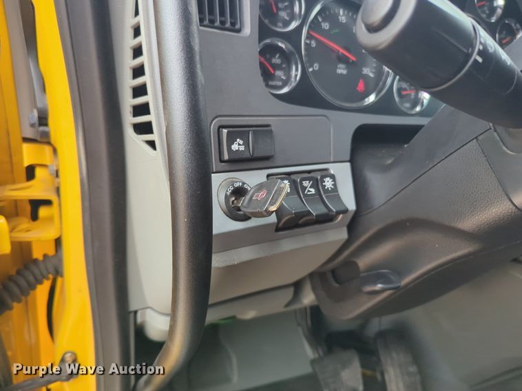 image for item NG9846 2020 Kenworth T680 semi truck