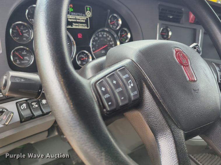 image for item NG9846 2020 Kenworth T680 semi truck