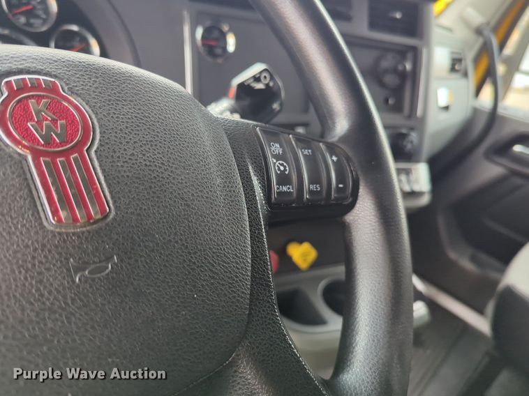 image for item NG9846 2020 Kenworth T680 semi truck