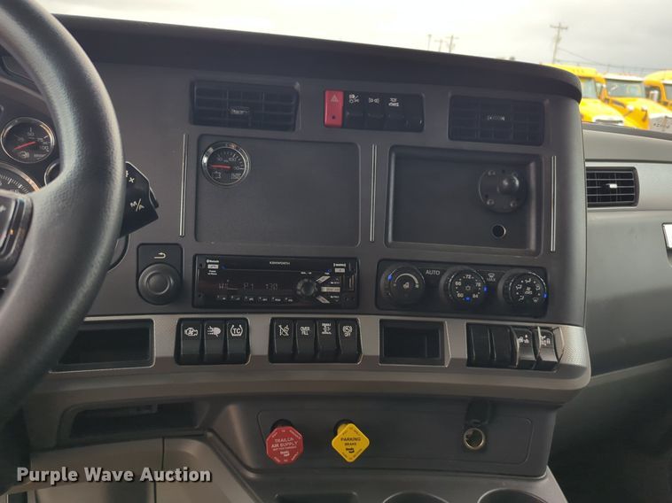 image for item NG9846 2020 Kenworth T680 semi truck