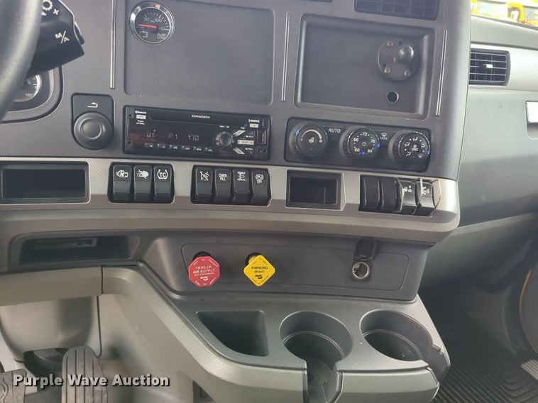 image for item NG9846 2020 Kenworth T680 semi truck