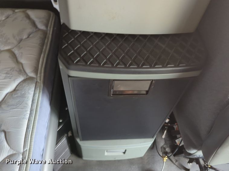 image for item NG9846 2020 Kenworth T680 semi truck