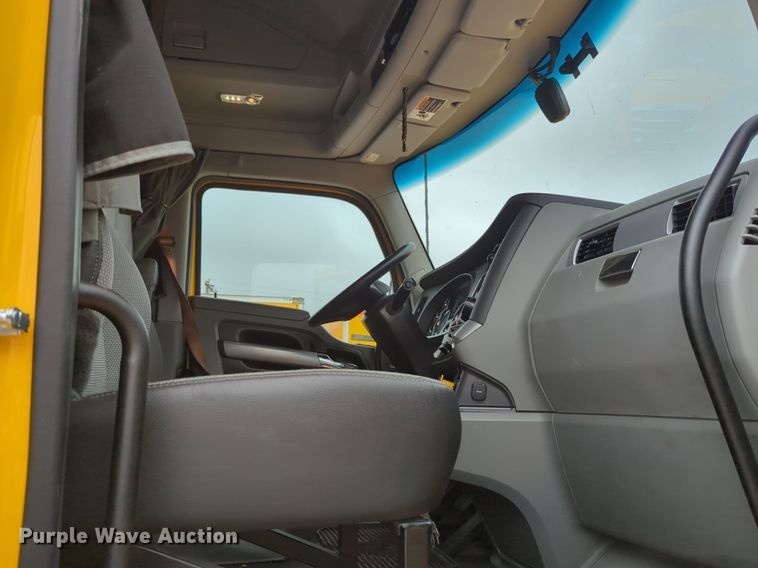 image for item NG9846 2020 Kenworth T680 semi truck