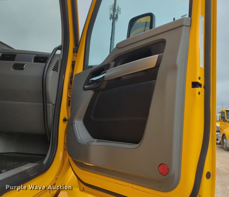 image for item NG9846 2020 Kenworth T680 semi truck