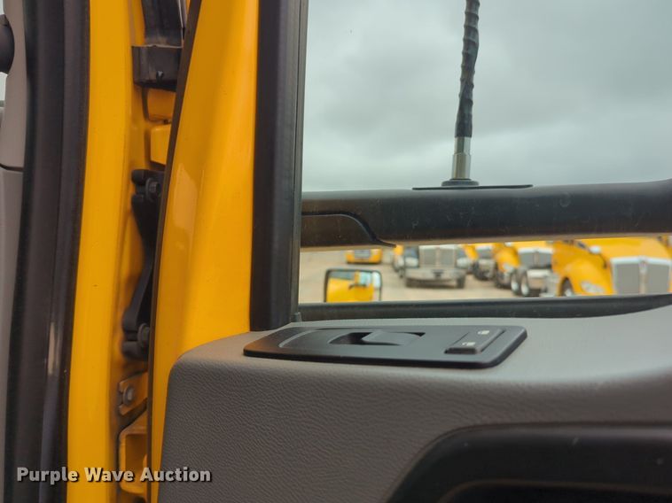 image for item NG9846 2020 Kenworth T680 semi truck