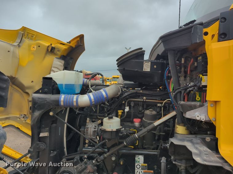 image for item NG9846 2020 Kenworth T680 semi truck