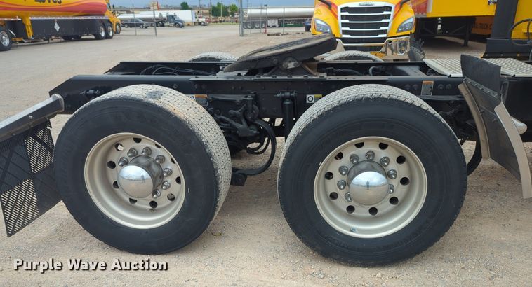 image for item NG9846 2020 Kenworth T680 semi truck