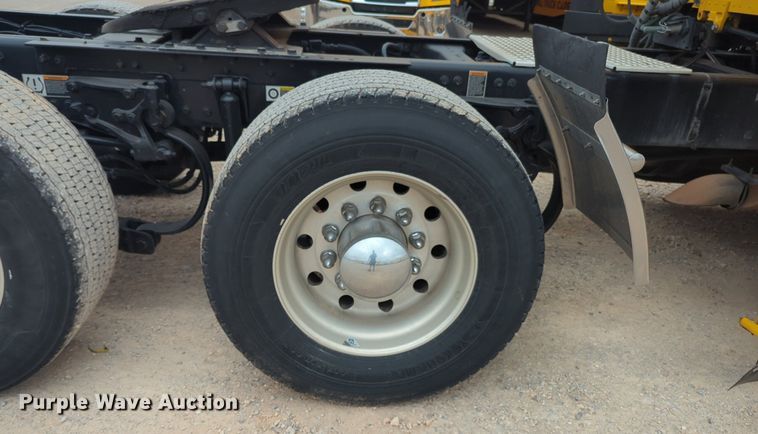 image for item NG9846 2020 Kenworth T680 semi truck