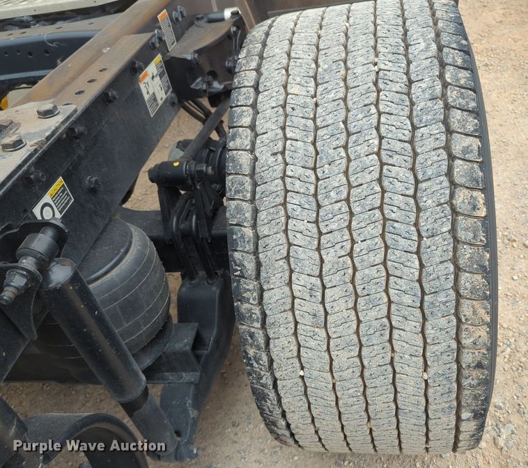 image for item NG9846 2020 Kenworth T680 semi truck